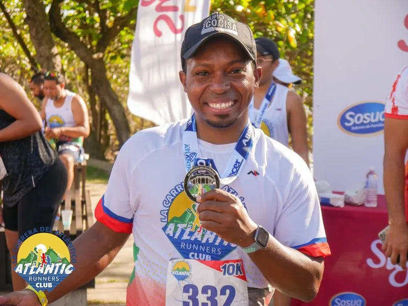 Un atleta con una medalla de 10K de La Carrera del Atlántico en República Dominicana.