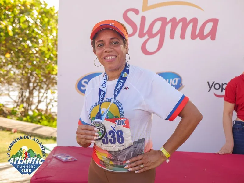 Una atleta con una medalla de 10K en la Carrera del Atlántico del Club de Atletismo de la República Dominicana.