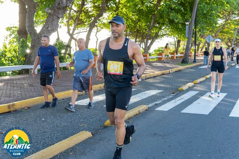 Un corredor con un número de identificación en el pecho corre en una carrera en la República Dominicana.