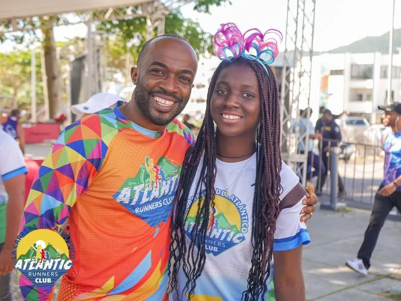Una imagen de dos atletas sonrientes con camisetas del Atlantic Runners Club en República Dominicana.