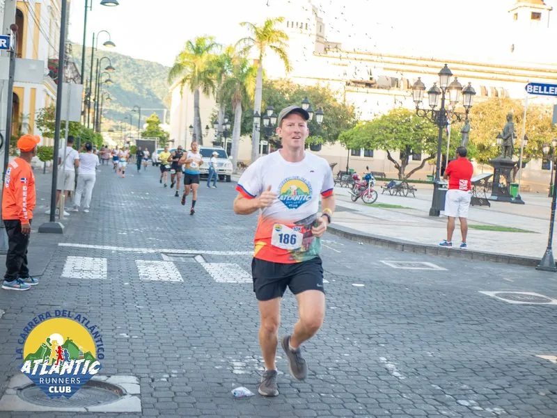 Un corredor en una carrera urbana por el centro histórico de Puerto Plata.