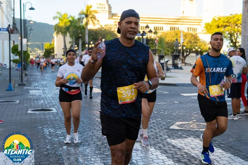 Imágen de corredores en una carrera urbana con bibs visibles